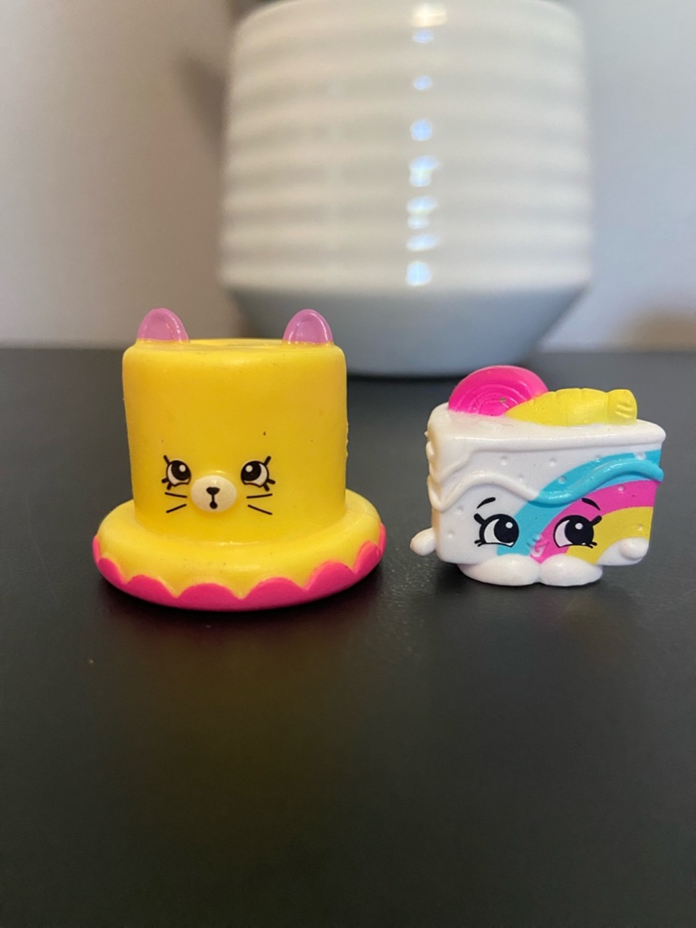 Shopkins Playset Lot: Pink & Purple Presents, Pink Shopping Bags & 16 Shopkins - Picture 2 of 16